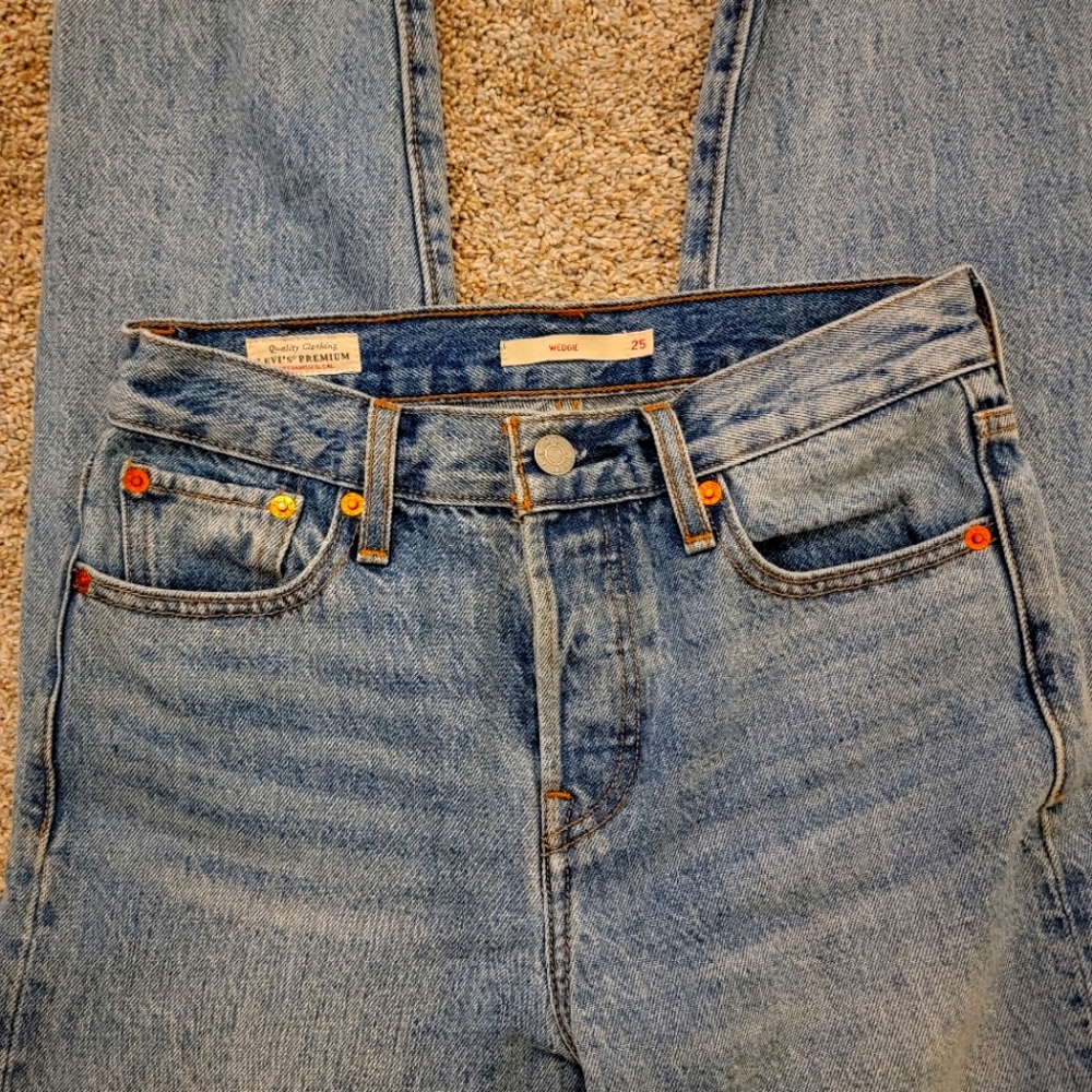 Size 25 EUC Levi's Wedgie fit straight jeans